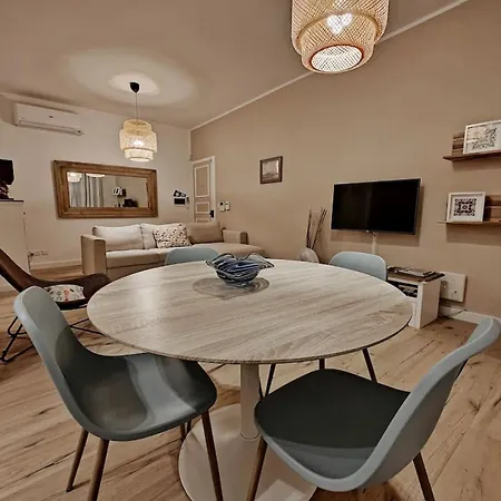 Hilltop Hideaway Apartment *