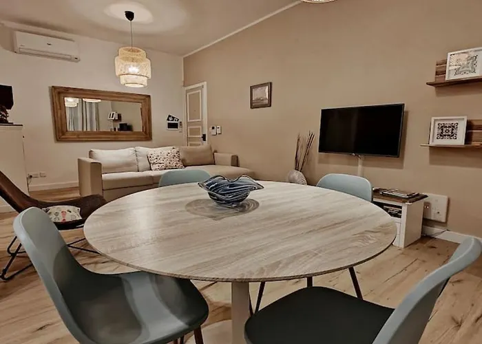 Hilltop Hideaway Apartment *